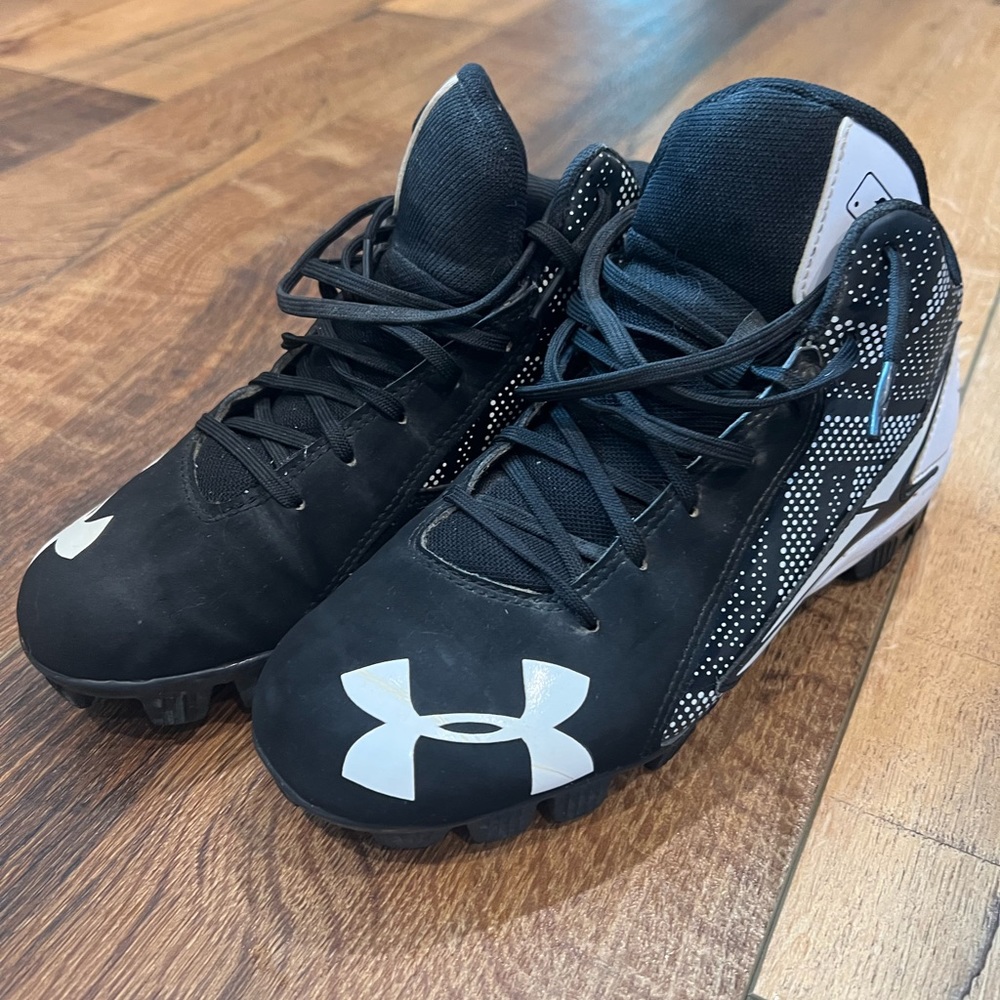 Women’s or girls Under Armour softball cleats